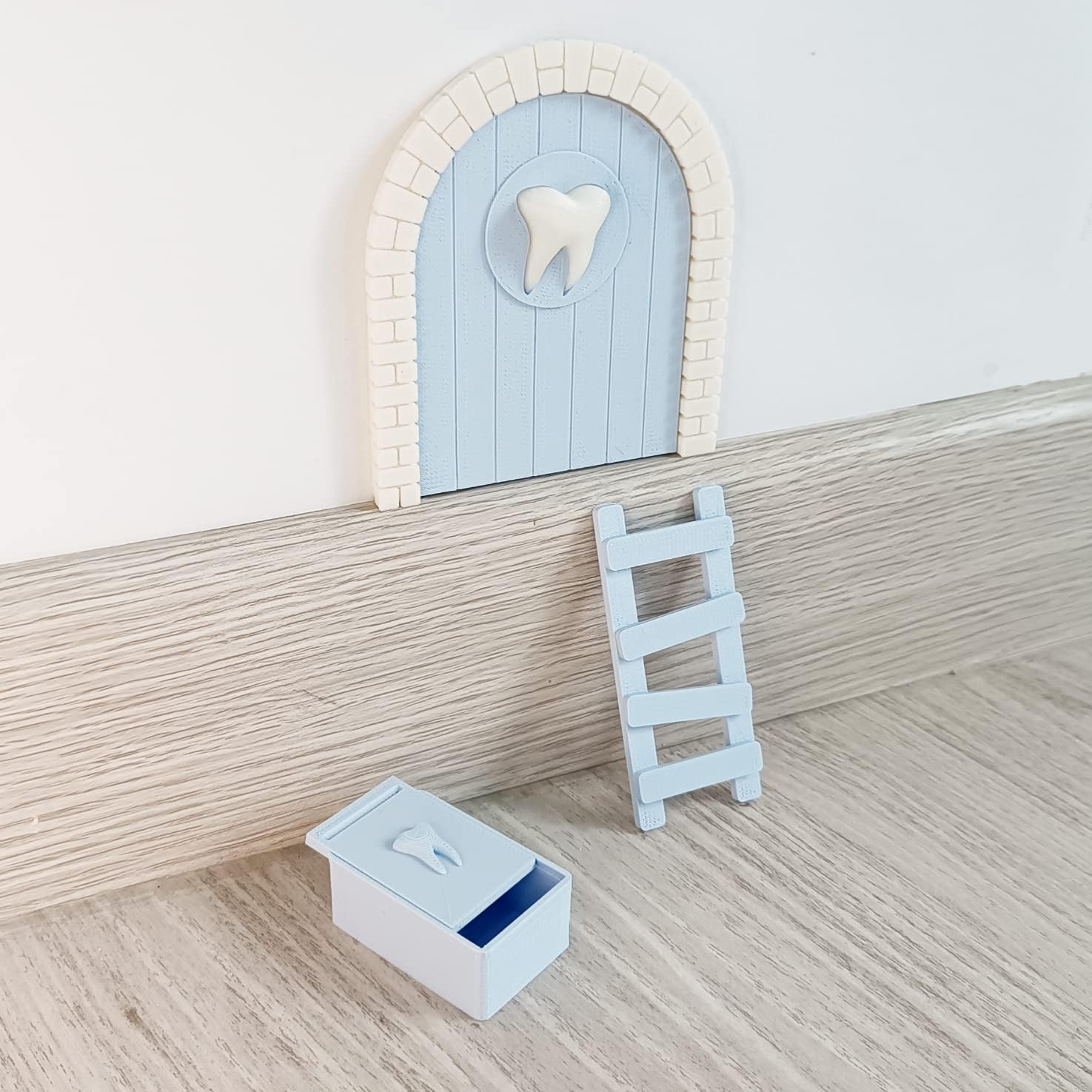 Myfuturshop® Puerta infantil para dejar dientes de leche al Ratoncito Perez. Regalo Original para niño y niña. contiene Caja para los dientes, Escalera y 4 certificados de Diente Limpio. (Azul)