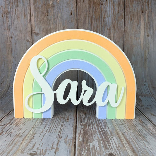 Arcoíris decorativo infantil personalizado con nombre | Regalo para recién nacidos, bautizo, baby shower, cumpleaños o mesa dulce | Estilo Montessori y nórdico | Para colgar o apoyar. (TONOS PASTEL)