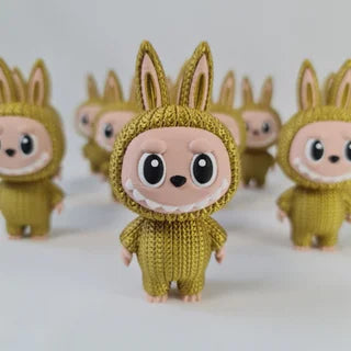 ✨ Muñeco Labubu dorado – Con textura de croché y mucha ternura