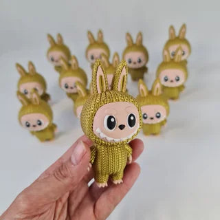 ✨ Muñeco Labubu dorado – Con textura de croché y mucha ternura