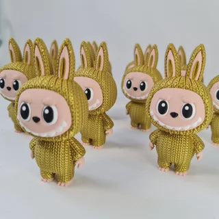 ✨ Muñeco Labubu dorado – Con textura de croché y mucha ternura