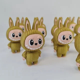 ✨ Muñeco Labubu dorado – Con textura de croché y mucha ternura